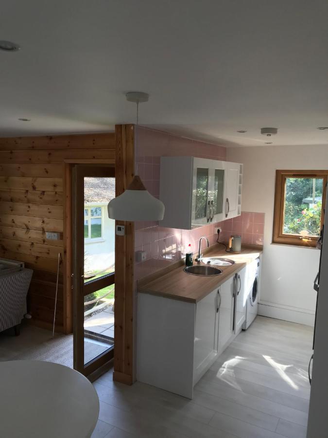 Winnie'S Corner - Self Contained Within The Grounds Of Another Property, In An Idyllic Wooded Setting Carlyon Bay Buitenkant foto